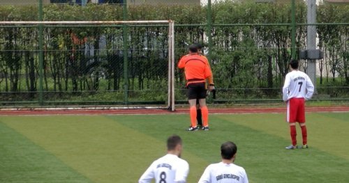 (ÖZEL HABER) KALES?NDE BE??NC? GOLÜ Y?Y?NCE HÜNGÜR HÜNGÜR A?LADI AMATÖR KÜME MAÇINA ART ARDA GOL Y?Y?NCE A?LAYAN KALEC? DAMGA VURDU GOL Y?Y?NCE OYUNDAN ÇIKMAK ?STED?, HAKEM VE ARKADA?LARI GÜÇLÜKLE ?KNA ETT?