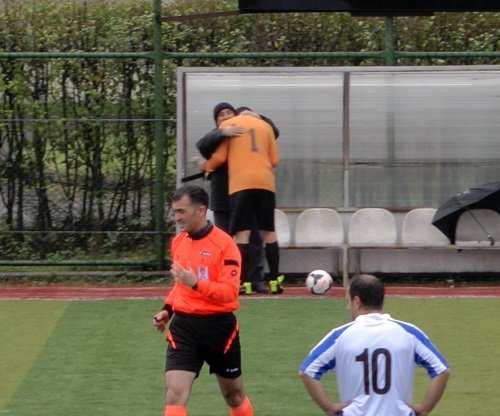 (ÖZEL HABER) KALES?NDE BE??NC? GOLÜ Y?Y?NCE HÜNGÜR HÜNGÜR A?LADI AMATÖR KÜME MAÇINA ART ARDA GOL Y?Y?NCE A?LAYAN KALEC? DAMGA VURDU GOL Y?Y?NCE OYUNDAN ÇIKMAK ?STED?, HAKEM VE ARKADA?LARI GÜÇLÜKLE ?KNA ETT?