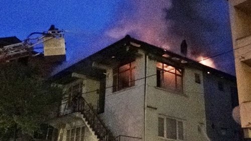 ÇAYCUMA’DA 3 KATLI EV ALEV ALEV YANDI