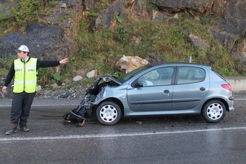 AMBULANS ?LE OTOMOB?L ÇARPI?TI: 1 YARALI