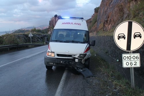 AMBULANS ?LE OTOMOB?L ÇARPI?TI: 1 YARALI
