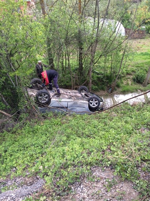 OTOMOB?L ?ARAMPOLE YUVARLANDI: 2 YARALI