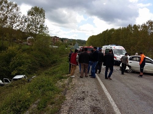 BARTIN-KARABÜK YOLUNDA KAZA: 6 YARALI