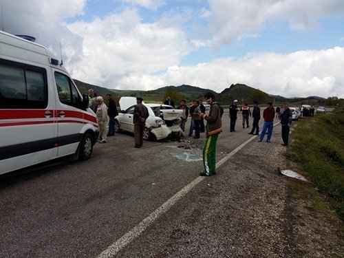 BARTIN-KARABÜK YOLUNDA KAZA: 6 YARALI