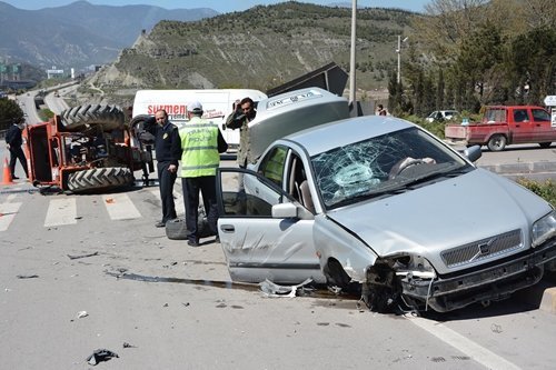 KARABÜK'TE TRAF?K KAZASI: 3 YARALI