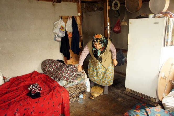 (ÖZEL HABER) TEK GÖZ ODADA ?K? ENGELL? ÇOCU?UYLA YA?AM MÜCADELES? VER?YOR TÜP ALAMADI?I ?Ç?N YEMEKLER?N? SOBADA P???RMEYE ÇALI?IYOR
