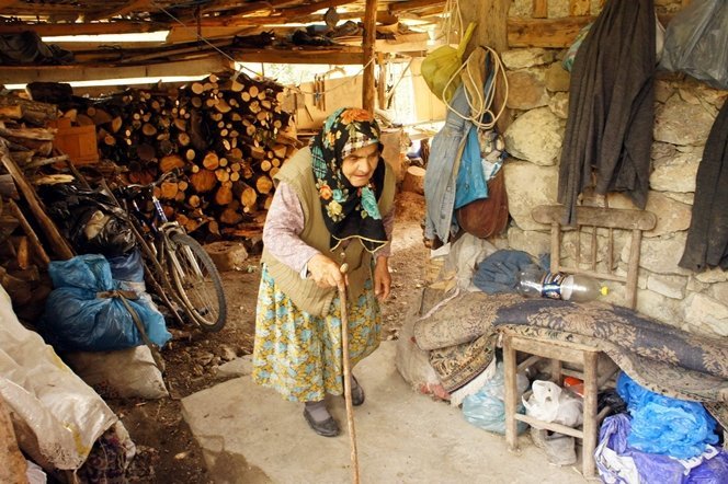 (ÖZEL HABER) TEK GÖZ ODADA ?K? ENGELL? ÇOCU?UYLA YA?AM MÜCADELES? VER?YOR TÜP ALAMADI?I ?Ç?N YEMEKLER?N? SOBADA P???RMEYE ÇALI?IYOR
