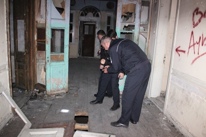 POLİS METRUK BİNALARA BASKIN DÜZENLEDİ