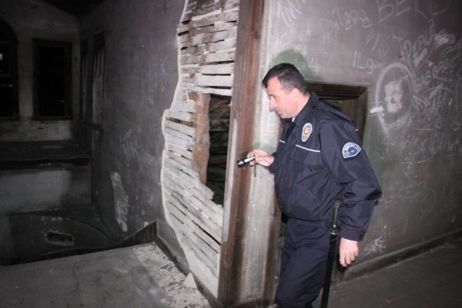 POLİS METRUK BİNALARA BASKIN DÜZENLEDİ