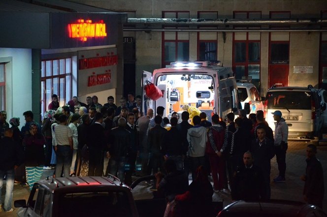 PATLAMA SONUCU YARALANAN GENÇLER, ÇEVRE İLLERDEKİ HASTANELERE SEVK EDİLDİ