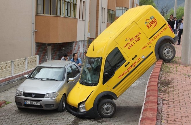 PTT ARACI S?TEN?N DUVARINDA ASILI KALDI