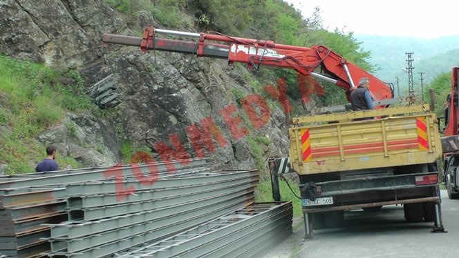 TÜRKALİ’DE AĞAÇ DİREKLER SÖKÜLEREK YERİNE DEMİR DİREKLER DİKİLECEK(GÖRÜNTÜLÜ)