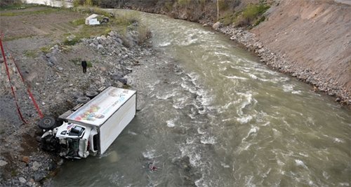 Kamyon Köprüden Uçtu: 1 Yaralı