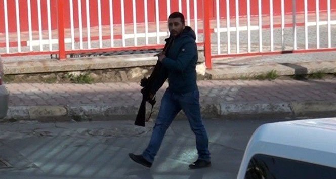 Kız Kardeşine Kızdı, Av Tüfeğine Sarıldı!