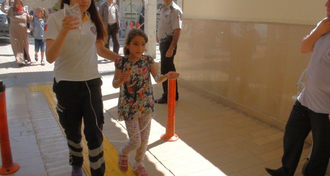 16 öğrenci yedikleri yaş pastadan zehirlendi