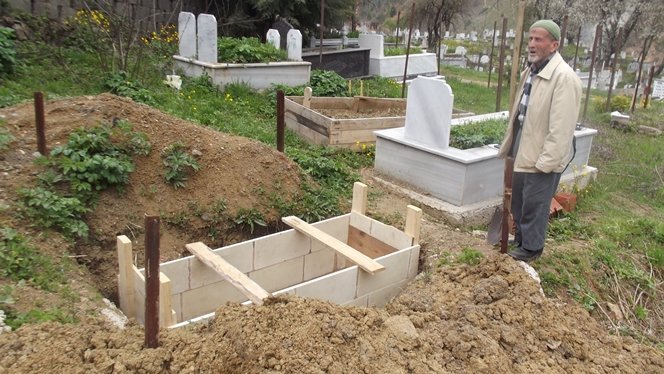 (ÖZEL HABER) ÖLMEDEN ÖNCE MEZARINI VE KEFEN?N? HAZIRLADI KASTAMONU'NUN KÜRE ?LÇES?NDE ?KAMET EDEN SÜLEYMAN Y???T, A?LE YAKINLARI ZORLUK ÇEKMES?N D?YE KEND? MEZARINI KAZDI VE KEFEN?N? DE HAZIRLADI