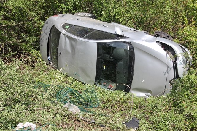 BARTIN'DA TRAF?K KAZASI: 1 YARALI HAVADA TAKLALAR ATAN OTOMOB?L DEREYE UÇTU