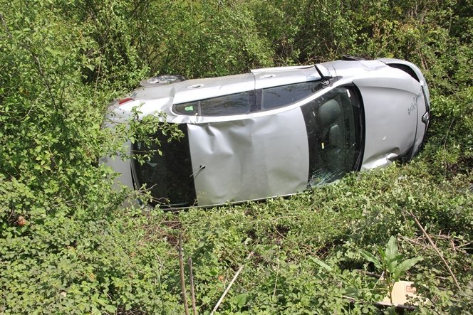 BARTIN'DA TRAF?K KAZASI: 1 YARALI HAVADA TAKLALAR ATAN OTOMOB?L DEREYE UÇTU