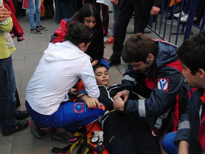 ÇOCUK MİTİNG ALANINDA BAYILDI