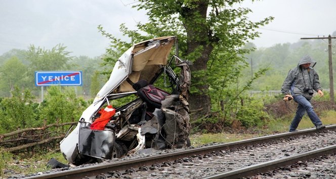 HEMZEM?N GEÇ?TTE TREN OTOMOB?L? B?ÇT?: 1 ÖLÜ, 1 YARALI