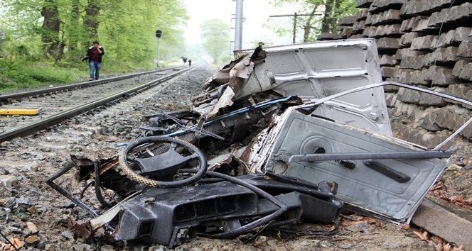 HEMZEM?N GEÇ?TTE TREN OTOMOB?L? B?ÇT?: 1 ÖLÜ, 1 YARALI