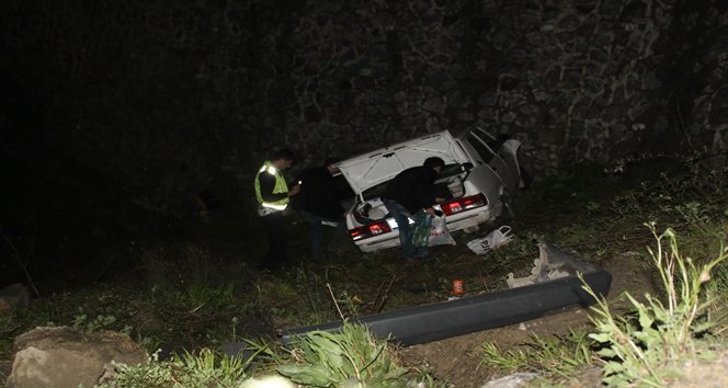 OTOMOB?L ?ARAMPOLE YUVARLANDI : 5 YARALI