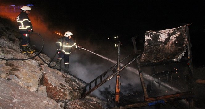 BALIKÇI BARAKASI YANARAK KÜL OLDU
