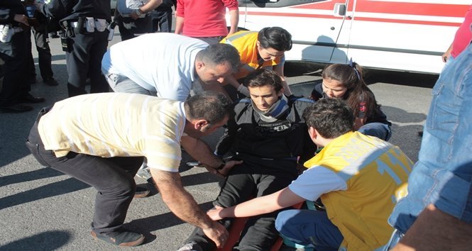 ÇARPTIĞI OTOMOBİLİN ÜSTÜNDEN UÇTU