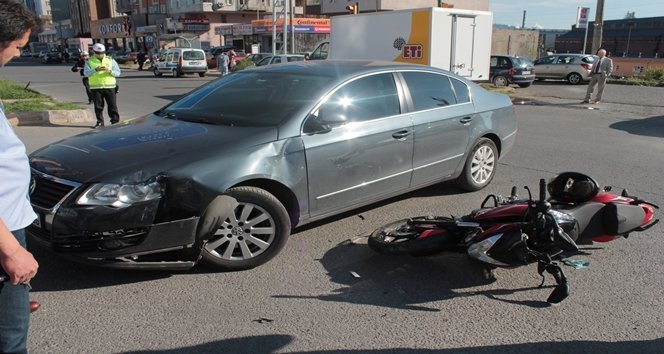 ÇARPTI?I OTOMOB?L?N ÜSTÜNDEN UÇTU