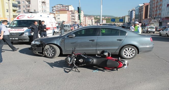 ÇARPTI?I OTOMOB?L?N ÜSTÜNDEN UÇTU