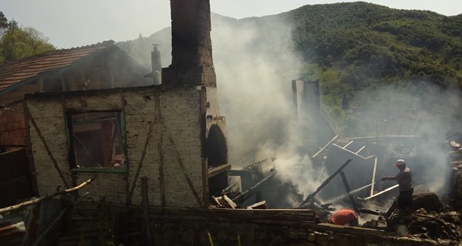 YANGINDA BİR EV KÜL OLDU