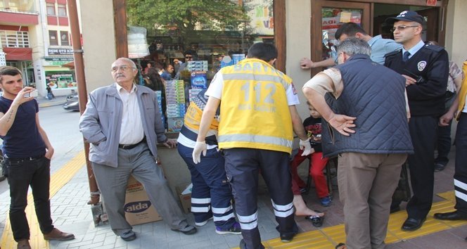 OTOMOBİLİN ÇARPTIĞI ANNE VE ÇOCUK YARALANDI