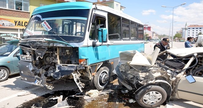 DOLMU? ?LE OTOMOB?L ÇARPI?TI: 15 YARALI