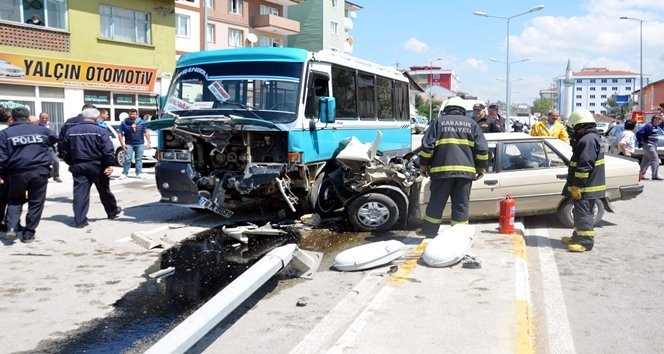 DOLMU? ?LE OTOMOB?L ÇARPI?TI: 15 YARALI