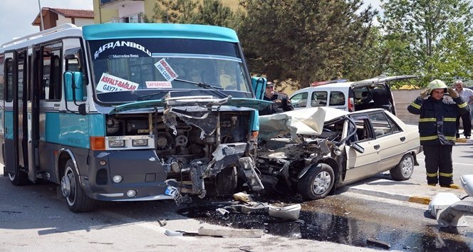 DOLMU? ?LE OTOMOB?L ÇARPI?TI: 15 YARALI