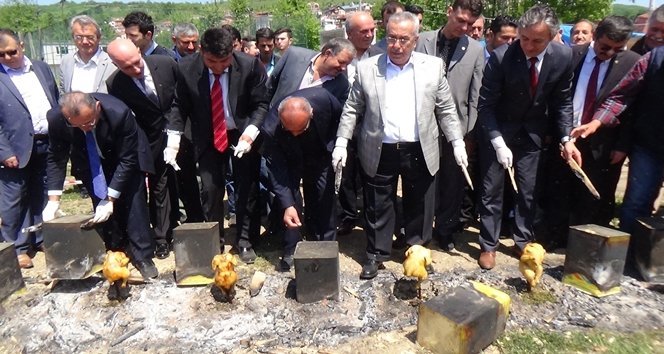 GÖKÇEBEY'DE TAVUK VE KÜLTÜR FEST?VAL? 1001 TENEKE TAVU?A VATANDA?LARDAN BÜYÜK ?LG?