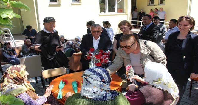 BA?KAN KANTARCI'DAN ANNELERE ANLAMLI Z?YARET