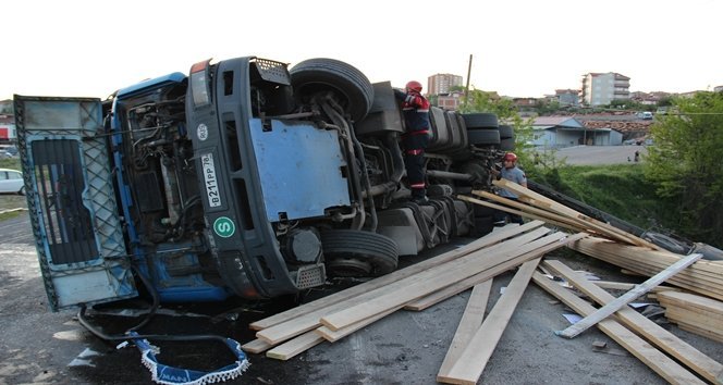 KERESTE YÜKLÜ TIR DEVRİLDİ: 1 YARALI