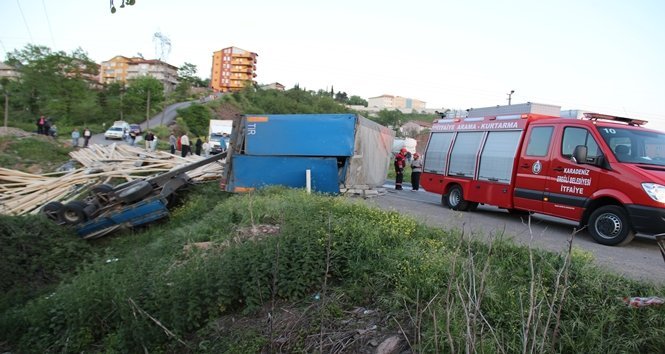 KERESTE YÜKLÜ TIR DEVR?LD?: 1 YARALI