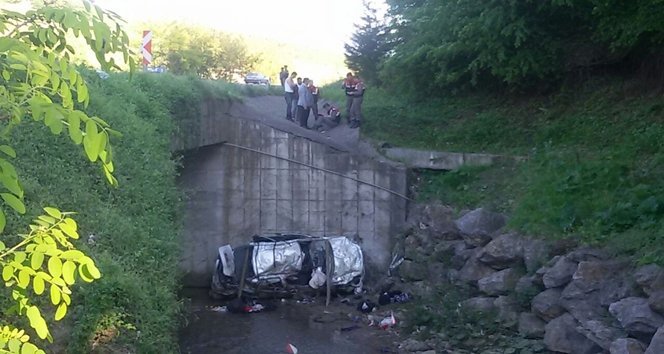 OTOMOB?L DEREYE UÇTU: 2 ÖLÜ, 2 YARALI
