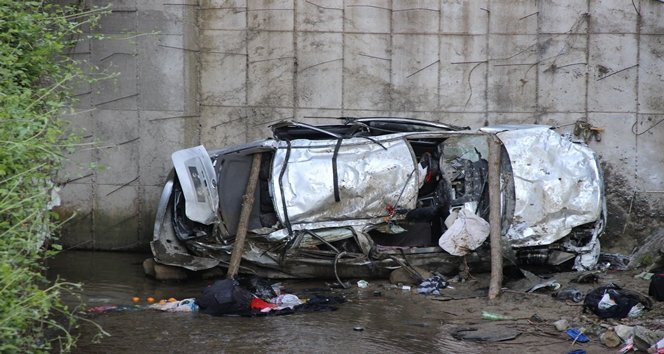 OTOMOB?L DEREYE UÇTU: 2 ÖLÜ, 2 YARALI