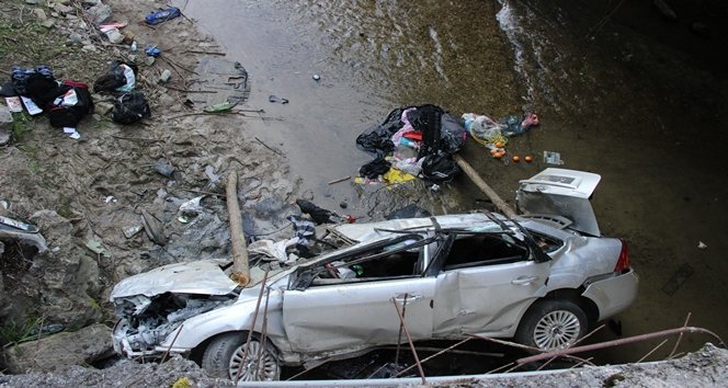 OTOMOB?L DEREYE UÇTU: 2 ÖLÜ, 2 YARALI