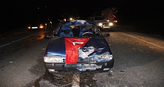 ASKER UĞURLAMASINDAN DÖNENLERİ TAŞIYAN OTOMOBİL İNEĞE ÇARPTI: 4 YARALI