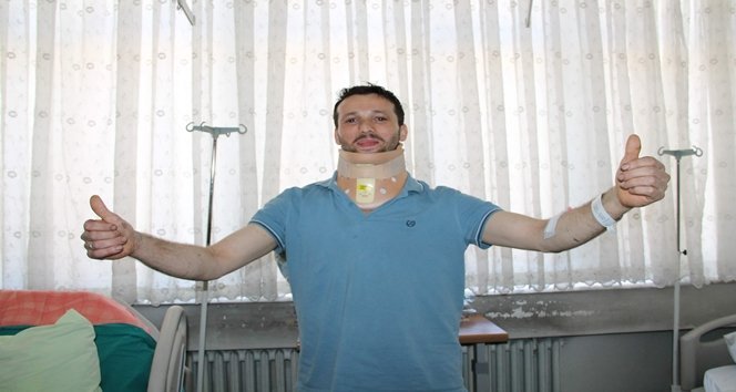 GÖÇÜK ALTINDA KALAN MADENC?N?N BURUK SEV?NC? A?ABEY?N? 4 YIL ÖNCE ZONGULDAK?TAK? GÖÇÜKTE, 301 MESLEKTA?INI SOMA'DAK? MADEN FAC?ASINDA KAYBEDEN FAT?H SEZER, KEND?S? DE GEÇT???M?Z PER?EMBE GÜNÜ MEYDANA GELEN GÖÇÜKTE KALINCA, R?SKL? AMEL?YATLA HAYATA TUTUNDU ATATÜRK DEVLET HASTANES? DOKTORLARI TARAFINDAN YAPILAN AMEL?YAT BA?ARIYLA SONUÇLANDI FELÇ KALMA R?SK? BULUNAN MADEN ??Ç?S?, BOYUN KIRI?I NEDEN?YLE GEÇ?RD??? 7 SAAT SÜREN AMEL?YATIN ARDINDAN SA?LI?INA KAVU?TU