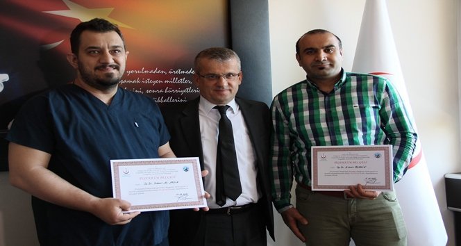 GÖÇÜK ALTINDA KALAN MADENC?N?N BURUK SEV?NC? A?ABEY?N? 4 YIL ÖNCE ZONGULDAK?TAK? GÖÇÜKTE, 301 MESLEKTA?INI SOMA'DAK? MADEN FAC?ASINDA KAYBEDEN FAT?H SEZER, KEND?S? DE GEÇT???M?Z PER?EMBE GÜNÜ MEYDANA GELEN GÖÇÜKTE KALINCA, R?SKL? AMEL?YATLA HAYATA TUTUNDU ATATÜRK DEVLET HASTANES? DOKTORLARI TARAFINDAN YAPILAN AMEL?YAT BA?ARIYLA SONUÇLANDI FELÇ KALMA R?SK? BULUNAN MADEN ??Ç?S?, BOYUN KIRI?I NEDEN?YLE GEÇ?RD??? 7 SAAT SÜREN AMEL?YATIN ARDINDAN SA?LI?INA KAVU?TU