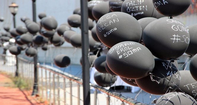 SOMA FAC?ASININ YILDÖNÜMÜ; 301 MADENC? ?Ç?N 301 S?YAH BALON BEÜ F?ZYOTERAP? BÖLÜMÜ Ö?RENC?LER?, 301 MADEN ??Ç?S?N?N ADININ YAZILI OLDU?U 301 BALONU GÖKYÜZÜNE BIRAKTI
