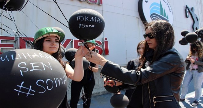 SOMA FAC?ASININ YILDÖNÜMÜ; 301 MADENC? ?Ç?N 301 S?YAH BALON BEÜ F?ZYOTERAP? BÖLÜMÜ Ö?RENC?LER?, 301 MADEN ??Ç?S?N?N ADININ YAZILI OLDU?U 301 BALONU GÖKYÜZÜNE BIRAKTI