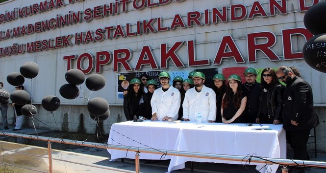 SOMA FAC?ASININ YILDÖNÜMÜ; 301 MADENC? ?Ç?N 301 S?YAH BALON BEÜ F?ZYOTERAP? BÖLÜMÜ Ö?RENC?LER?, 301 MADEN ??Ç?S?N?N ADININ YAZILI OLDU?U 301 BALONU GÖKYÜZÜNE BIRAKTI