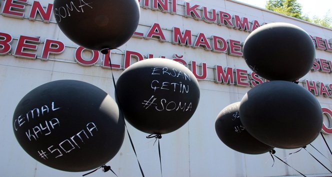 SOMA FAC?ASININ YILDÖNÜMÜ; 301 MADENC? ?Ç?N 301 S?YAH BALON BEÜ F?ZYOTERAP? BÖLÜMÜ Ö?RENC?LER?, 301 MADEN ??Ç?S?N?N ADININ YAZILI OLDU?U 301 BALONU GÖKYÜZÜNE BIRAKTI