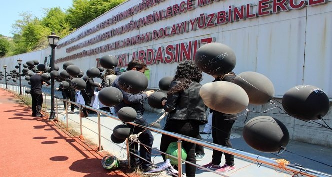 SOMA FAC?ASININ YILDÖNÜMÜ; 301 MADENC? ?Ç?N 301 S?YAH BALON BEÜ F?ZYOTERAP? BÖLÜMÜ Ö?RENC?LER?, 301 MADEN ??Ç?S?N?N ADININ YAZILI OLDU?U 301 BALONU GÖKYÜZÜNE BIRAKTI